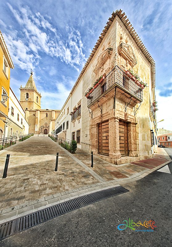 Iglesia de El Salvador y fachada de la casa de Los Alcañabate_La Mancha Press_Luis Vizcaino _3282